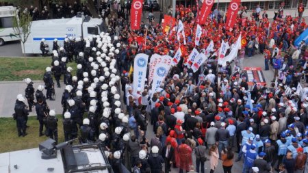 Meclis'e yürümek isteyen DİSK üyelerine müdahale (2)