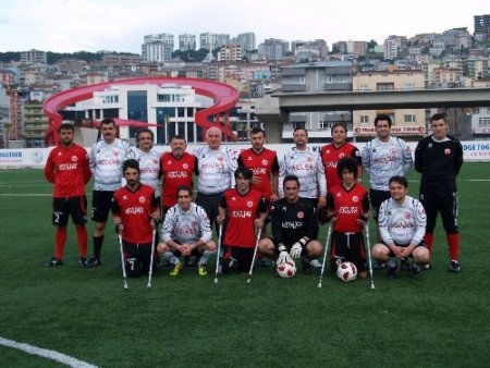 Medicalpark doktorları ampute takımıyla gösteri maçı yaptı