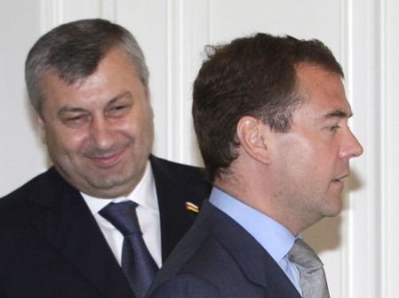 Medvedev, Güney Osetya Liderine 1 Milyar Doların Akıbetini Sordu