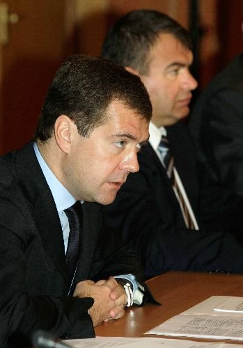 Medvedev, Savunma Sanayiinden En İyi Silahı Üretmelerini İstedi