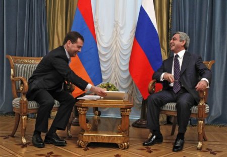 Medvedev, Üçlü Zirve Öncesi Sarkisyan'la Görüştü