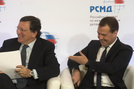 Medvedev-Barroso ile konferansa katıldı; Kıbrıs’da Rusya dikkate alınmalı