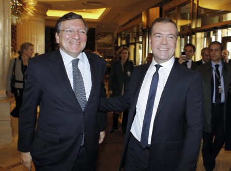Medvedev-Barroso ile konferansa katıldı; Kıbrıs’da Rusya dikkate alınmalı