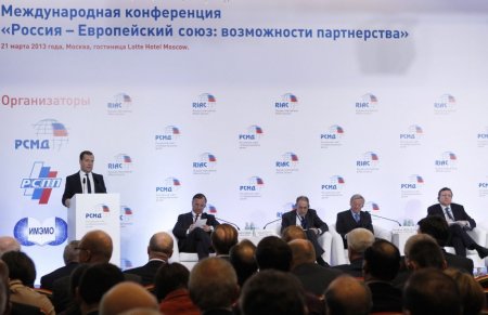 Medvedev-Barroso ile konferansa katıldı; Kıbrıs’da Rusya dikkate alınmalı