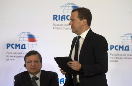 Medvedev-Barroso ile konferansa katıldı; Kıbrıs’da Rusya dikkate alınmalı