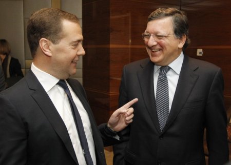 Medvedev-Barroso ile konferansa katıldı; Kıbrıs’da Rusya dikkate alınmalı