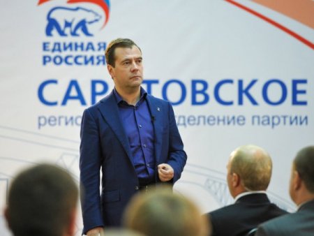 Medvedev başbakanlık görevini de sevdi