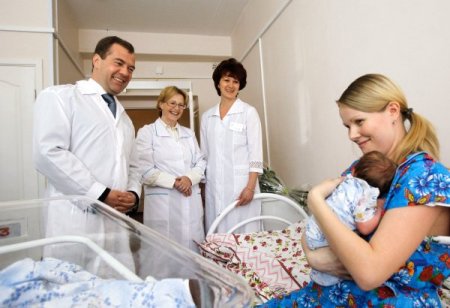 Medvedev: Bir Elinde Çocuk, Bir Elinde İçki Şişesi Beni Çileden Çıkartıyor