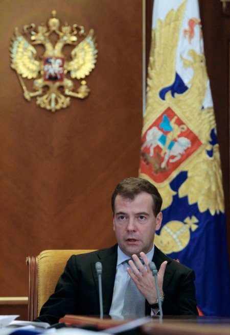 Medvedev Bürokratları Bataklığa Yangın Söndürmeye Gönderecek