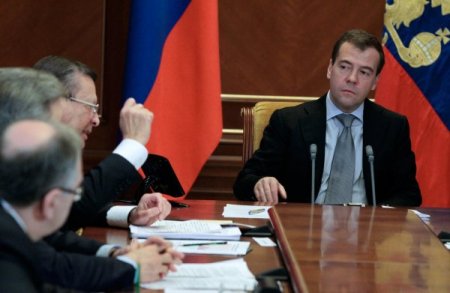 Medvedev Bürokratları Bataklığa Yangın Söndürmeye Gönderecek