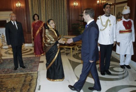 Medvedev Hindistan’da Fahri Doktora Aldı, Parkta Fotoğraf Çekti