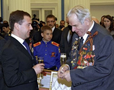 Medvedev Kahraman Kentlere Ödül Dağıttı