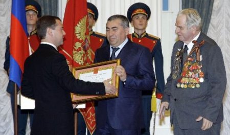 Medvedev Kahraman Kentlere Ödül Dağıttı