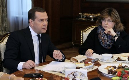 Medvedev: Kıbrıs yerel mali krizleri tetikleyebilir
