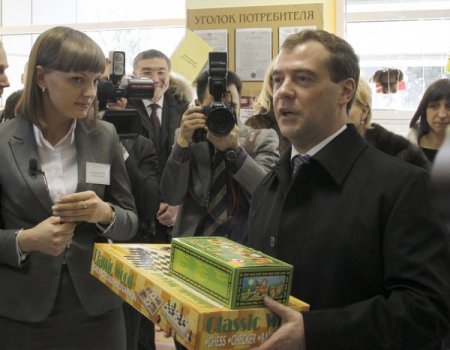 Medvedev Oyuncakçıya Uğradı; Çin Malı Satranç Takımı Satın Aldı