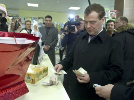 Medvedev Oyuncakçıya Uğradı; Çin Malı Satranç Takımı Satın Aldı