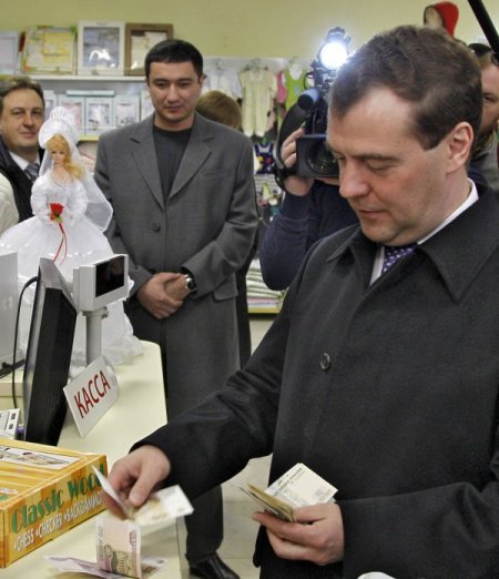 Medvedev Oyuncakçıya Uğradı; Çin Malı Satranç Takımı Satın Aldı