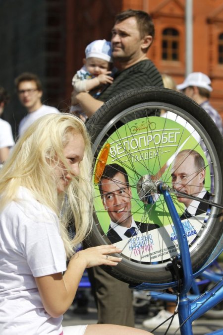 Medvedev-putin İkilisi İçin Moskova’da Pedal Çevirdiler
