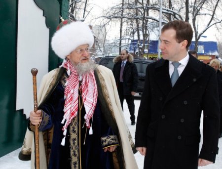 Medvedev Ufa'da Cami Ziyaret Etti: Şeytanın İki Boynuzluları Kadar İki Bacaklıları Da Var