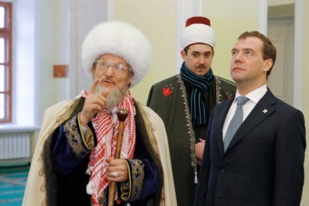 Medvedev Ufa'da Cami Ziyaret Etti: Şeytanın İki Boynuzluları Kadar İki Bacaklıları Da Var