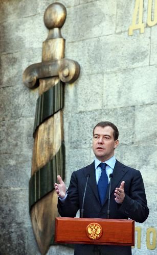 Medvedev Uğursuzluk Olmaması İçin Kılıcın Parasını Ödedi