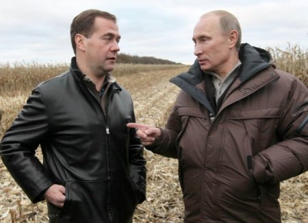Medvedev Ve Putin Birlikte Mısır Hasadı Yaptı