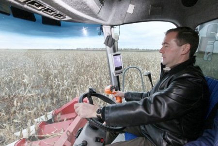 Medvedev Ve Putin Birlikte Mısır Hasadı Yaptı