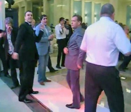 Medvedev'den Müzik Eşliğinde Dans Şov
