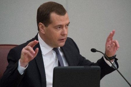 Medvedev’den Rusya’yı enerji bağımlılığından kurtaracak tekliflere ödül