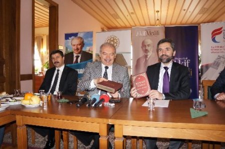 'Mehmet Akif, Türkçe ibadet endişesiyle meali teslim etmedi'