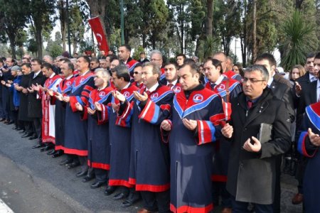 Mehmet Akif Ersoy Üniversitesi, şairi mezarı başında andı