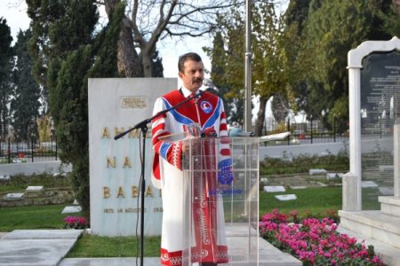 Mehmet Akif Ersoy Üniversitesi, şairi mezarı başında andı