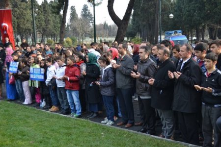 Mehmet Akif Ersoy Üniversitesi, şairi mezarı başında andı