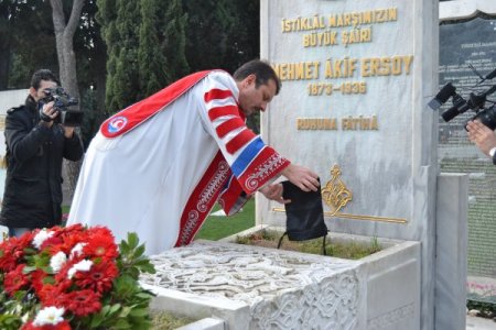 Mehmet Akif Ersoy Üniversitesi, şairi mezarı başında andı