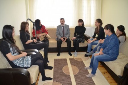 Mehmet Akif Ersoy Üniversitesi Rektörü, lojmanını Kazak öğrencilere tahsis etti