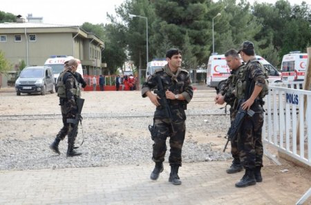 Mehmetçik, hudutta bombalara rağmen nöbetine devam ediyor