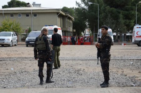 Mehmetçik, hudutta bombalara rağmen nöbetine devam ediyor