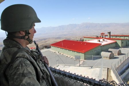 Mehmetçik sınırı 'Kale-Kollar'la koruyor