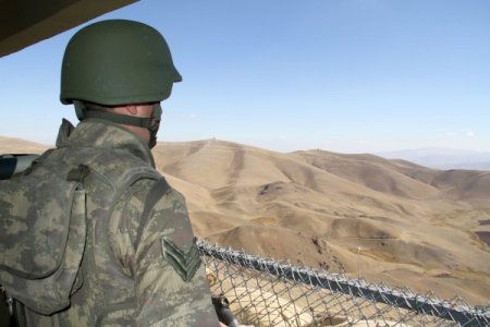 Mehmetçik sınırı 'Kale-Kollar'la koruyor