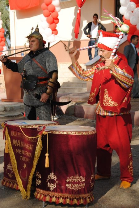 Mehteran köscüsü takma bıyık alerji yapınca gerçeğini bıraktı