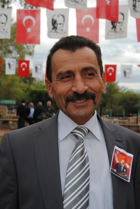 Mehteran köscüsü takma bıyık alerji yapınca gerçeğini bıraktı