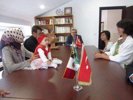 Meksikalı Öğrencilere Büyükelçilerinden Nazar Boncuğu