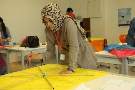 Melikşahlı öğrenciler, yuvada kalan çocuklar için uçurtma tasarladı