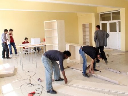 Melikşahlı öğrenciler Yüksekova’daki okula kütüphane kurdu