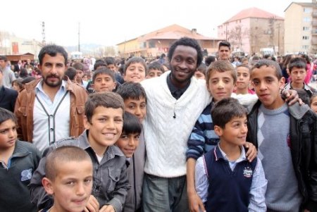 Melikşahlı öğrenciler Yüksekova’daki okula kütüphane kurdu