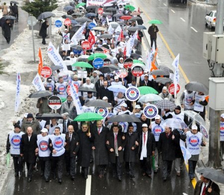 Memur-sen, Toplu Sözleşme Yasa Tasarısını Yağmur Altında Protesto Etti