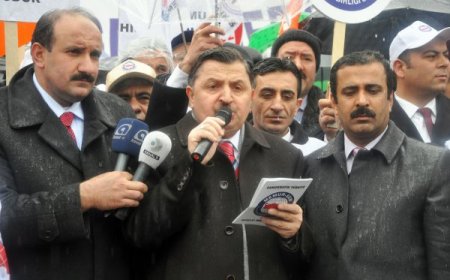 Memur-sen, Toplu Sözleşme Yasa Tasarısını Yağmur Altında Protesto Etti