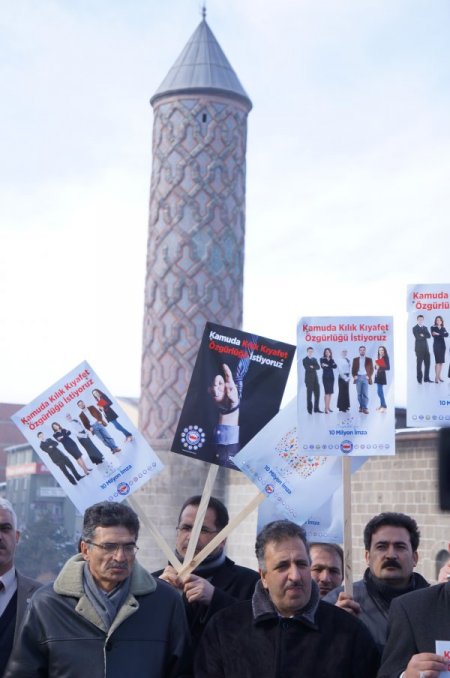 Memur-Sen Erzurum Şubesi, kıyafet özgürlüğü için imza kampanyası başlattı