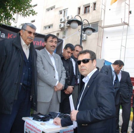 Memur-Sen İskenderun'da kılık kıyafet özgürlüğü için imza standı açtı