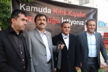 Memur-Sen İskenderun'da kılık kıyafet özgürlüğü için imza standı açtı